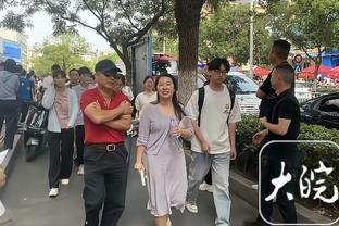 ?拉菲尼亚圣诞假期期间将西甲冠军奖杯纹在了大腿上